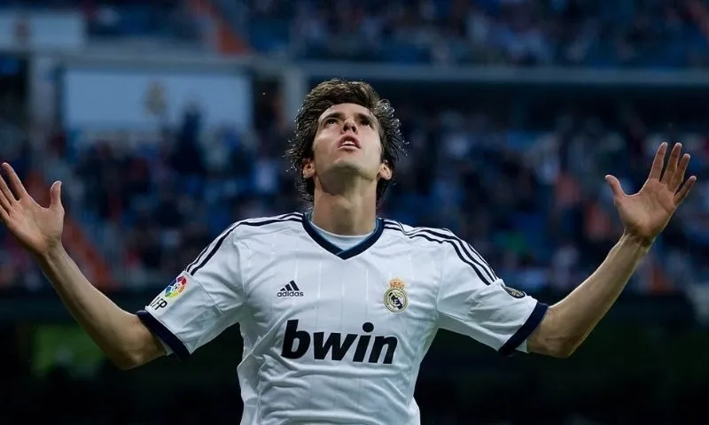 Kaka chuyển đến Real Madrid vào năm nào?